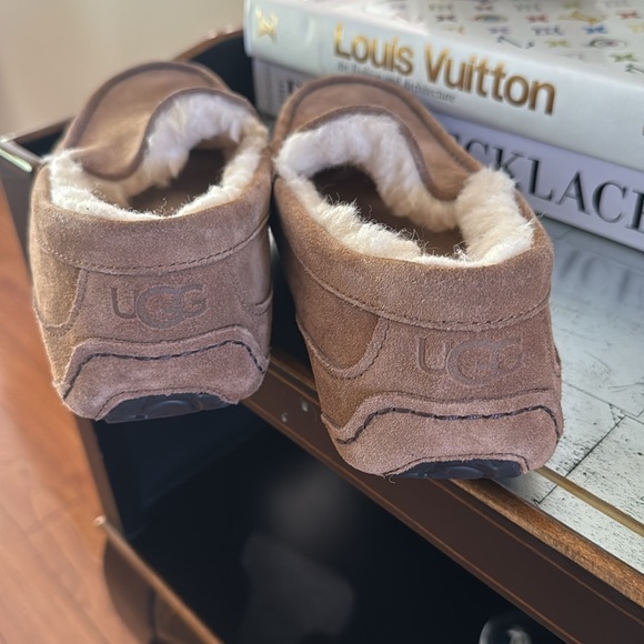 UGG Brown Loafers Cozy Slip-On Shoes
Very good condition
Please see pictures - Picture 4 of 6